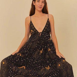 Vestido longo com alças e mapa astral da Farm Rio