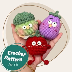 Puede incluir: Archivo PDF de patrón de crochet con tres amigurumis de verduras: un brócoli, una berenjena y un tomate. Cada verdura de ganchillo tiene ojos grandes y expresivos y detalles bonitos. El brócoli es verde, la berenjena es morada y el tomate es rojo.