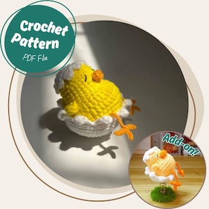 Puede incluir: Un pollito amarillo tejido a ganchillo saliendo de un huevo blanco, con patas y pico naranjas. La imagen incluye el texto "Crochet Pattern PDF File" en un círculo verde. Una imagen adicional muestra el pollito sobre una base verde.