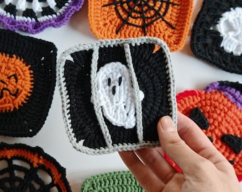 Op de afbeelding: Gehaakte Halloween-onderzetters in verschillende kleuren. Ontwerpen omvatten een spook, spinnenwebben en pompoenen. De onderzetters zijn vierkant en hebben een getextureerd uiterlijk, ideaal voor seizoensdecoratie.