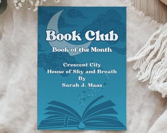 Puede incluir: Una tarjeta de anuncio de club de lectura de color turquesa con el texto "Book Club" y "Book of the Month" en blanco. La tarjeta también presenta el título del libro "Crescent City House of Sky and Breath" de Sarah J. Maas, con una ilustración de libro abierto.