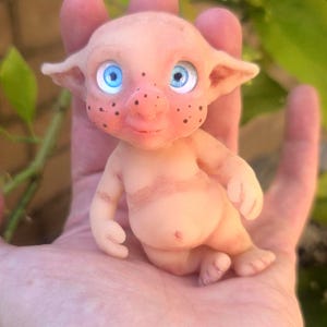 OOAK Micro Elf Baby in Silicone - Mini Troll Goblin Elf Art Doll da collezione in platino - Occhi Blu