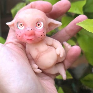 Bebé elfo de micro silicona OOAK - Mini muñeco de arte de elfo duende de cuerpo completo coleccionable de platino - Ojos naranjas/rojos