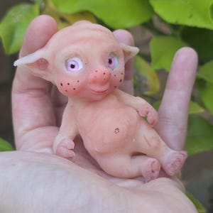 OOAK Mikro-Silikon-Elfenbaby – Platin-Sammlerstück, Ganzkörper-Mini-Troll-Kobold-Elfen-Kunstpuppe – Rosa Augen