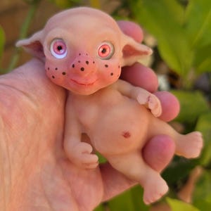 Bambola elfo in silicone OOAK Micro - Mini bambola artistica troll goblin elfo da collezione Platinum a corpo intero - Occhi rosa