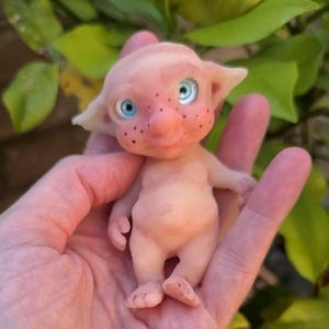 PREZZO RIDOTTO a causa di un difetto - OOAK Micro Silicone Elf Baby - Platinum Collectible Full Body Mini Troll Goblin Elf Art Doll - Occhi Blu