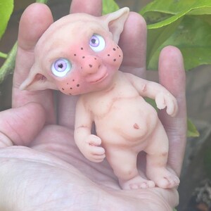 OOAK Mikro-Silikon-Elfenbaby – Platin-Sammlerstück, Ganzkörper-Mini-Troll-Kobold-Elfen-Kunstpuppe – Dunkelrosa/Lila Augen