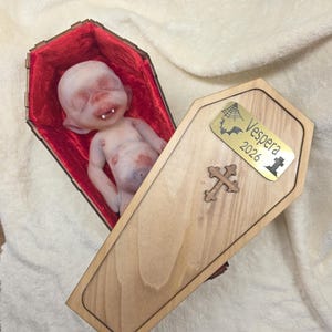 Bebé recién nacido vampiro, zombi, vampírico de silicona platino - Cuerpo completo - Reborn hecho a mano - Muñeca de arte coleccionable - Accesorio de Halloween, decoración