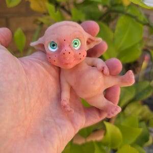 OOAK Micro Elf Baby in Silicone - Mini Troll Goblin Elf Art Doll da collezione in platino - Occhi verdi