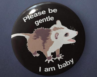 Pin de zarigüeya bebé - Botón de zarigüeya lindo