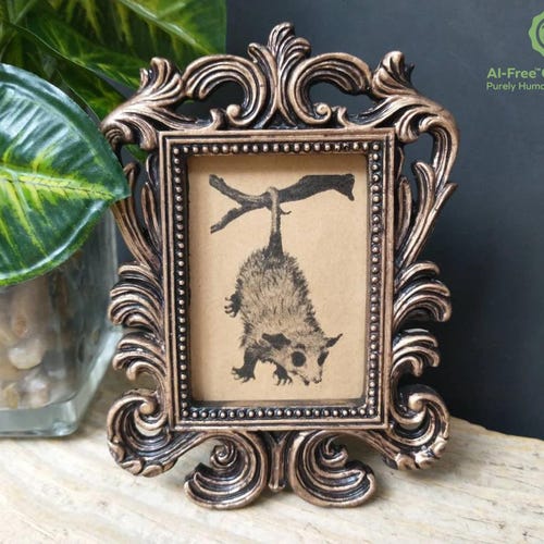 Impression d'opossum vintage dans un cadre baroque - cadre vintage d'art de bébé opossum encadré de volutes fantaisie