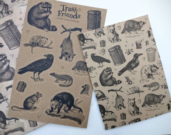 Peut inclure: Deux feuilles de papier kraft brun avec des illustrations en noir et blanc d'animaux et de poubelles. La feuille du haut porte le texte "Trash Friends" et "Kraft Paper Stickers".