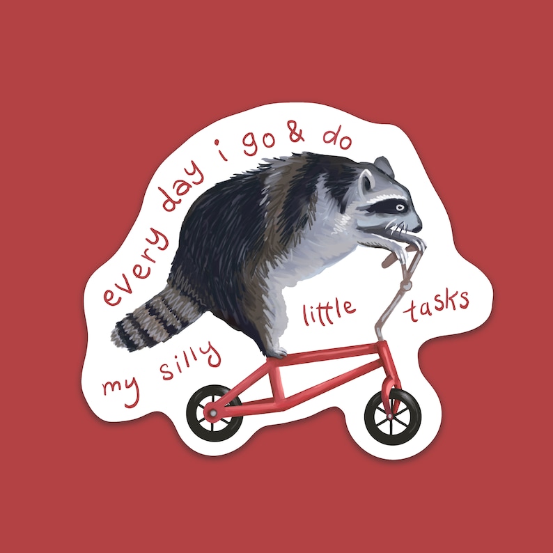 Peut inclure: Un autocollant repr&eacute;sentant un raton laveur sur une trottinette rouge. Le raton laveur est noir, gris et blanc. Le texte sur l'autocollant dit "every day I go & do my silly little tasks" dans un style manuscrit. Le fond est rouge uni.
