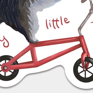 Peut inclure: Illustration fantaisiste d'un chat sur une trottinette rouge. Le chat est gris et blanc, et la trottinette a des roues noires. Les mots "silly", "little" et "tas" sont &eacute;crits en rouge.