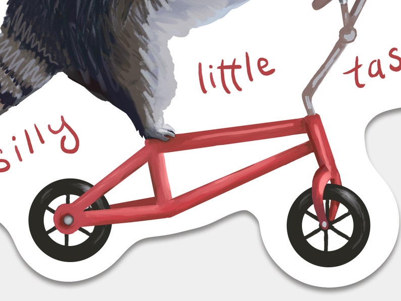 Peut inclure: Illustration fantaisiste d'un chat sur une trottinette rouge. Le chat est gris et blanc, et la trottinette a des roues noires. Les mots "silly", "little" et "tas" sont &eacute;crits en rouge.