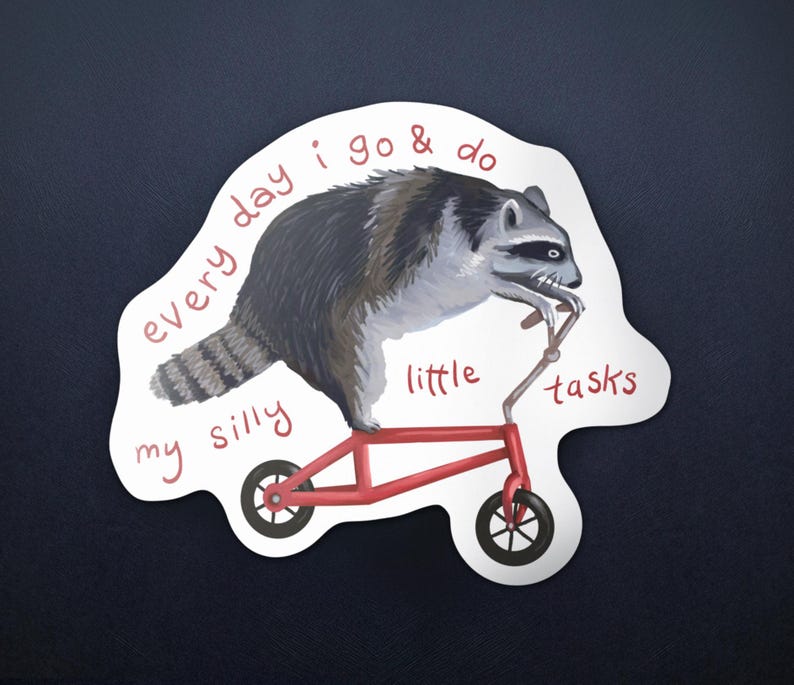 Peut inclure: Autocollant avec un raton laveur sur un scooter rouge. Le raton laveur est gris, noir et blanc. Le texte sur l'autocollant dit "every day I go & do my silly little tasks."