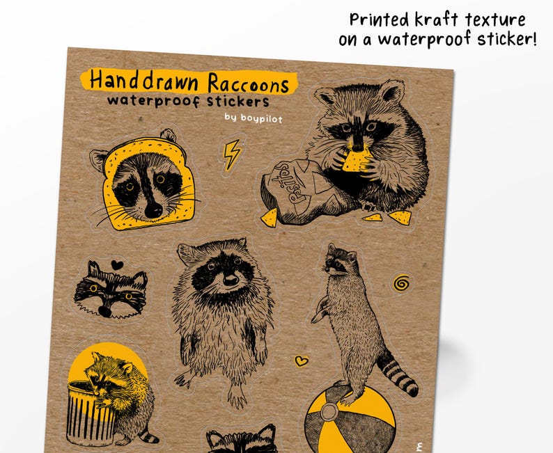 Puede incluir: Hoja de pegatinas impermeables de mapaches dibujados a mano. Las pegatinas presentan varias ilustraciones de mapaches, incluido uno con un sombrero de pan y otro comiendo patatas fritas. El texto "Handdrawn Raccoons" y "Printed kraft texture on a waterproof sticker!" son visibles.