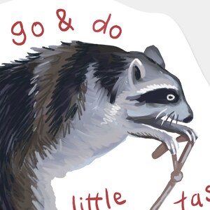 Peut inclure: Illustration num&eacute;rique d'un raton laveur tenant un b&acirc;ton, avec le texte "i go & do little tasks" en rouge. Le raton laveur est repr&eacute;sent&eacute; dans des tons de gris, noir et marron, sur fond blanc.