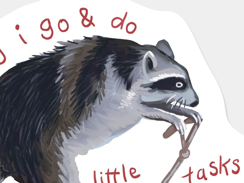 Peut inclure: Illustration num&eacute;rique d'un raton laveur tenant un b&acirc;ton, avec le texte "i go & do little tasks" en rouge. Le raton laveur est repr&eacute;sent&eacute; dans des tons de gris, noir et marron, sur fond blanc.