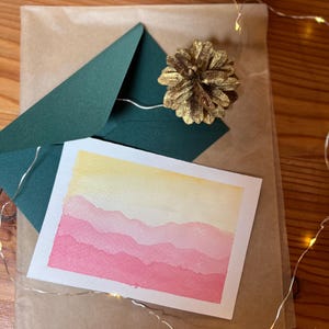 Cartolina acquerellata originale dipinta a mano - Montagne rosa sotto il cielo giallo - Mini paesaggio artistico, pezzo unico