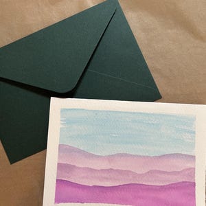 Cartolina stampabile ad acquerello - Paesaggio montano lontano in rosa e viola - Arte fatta a mano, download immediato