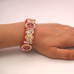 Handgemaakte rode Kundan Poochi-armband/traditionele Indiase kralen rakhi-stijl sieraden/feestelijke etnische armband voor vrouwen/gratis expreslevering