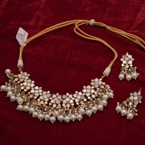 Elegante Kundan-chokerset van parelmoer met prachtige studs/Indiase bruiloftchoker /Tijdloze schoonheid/Unieke sieraden/Gratis expreslevering