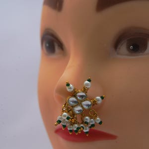 Handgemaakte Kundan-neusring met bloemen/vergulde Kundan Nath-bruiloft met groene kralen/Bruiloft Feestelijke Nath voor dames/Gratis expreslevering