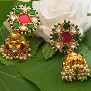 Traditionele vergulde kundan jhumka-oorbellen/Indiase bruidssieraden/rood groene pareloorbellen/etnische huwelijkssieraden/gratis expreslevering