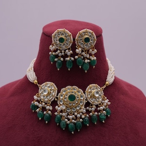 Traditionele Kundan-chokerset voor bruiloft met bijpassende oorbellen/indische smaragdgroene stenen choker/feestelijke bruidssieradenset/gratis expreslevering