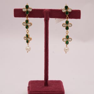 Elegante bloemen hangoorbellen/vergulde groene steen/Lange oorbellen met kristallen accenten/Traditionele Indiase sieraden/Gratis expreslevering