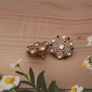 Gedurfde ronde diamanten polki-stekker met groene stenen/etnische oorstekers voor feestkleding/Indiase feestelijke bruidsoorbellen /cadeau voor haar/gratis expreslevering