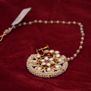 Etnisch vergulde Kundan Nath met parels/Rood wit bruids Kundan Nath met parelketting/Handgemaakte huwelijkssieraden/Gratis expreslevering