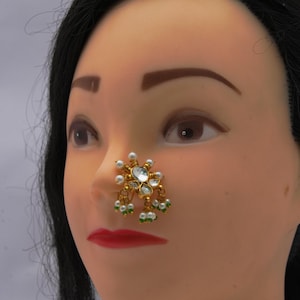 Handgemaakte Kundan-neusring met bloemen/vergulde Kundan Nath-bruiloft met groene kralen/Bruiloft Feestelijke Nath voor dames/Gratis expreslevering