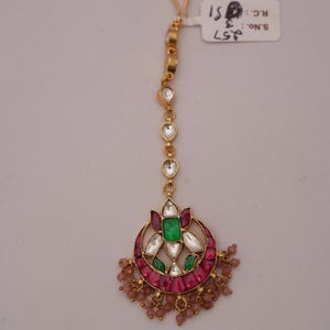 Traditionele kundan-maantika met roze en groene stenen/jadau kundan-zendspoel/polki-haarsieraden/feestsieraden/gratis expreslevering