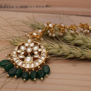 Handgemaakte bruids jadau kundan maangtika met groene kralen/traditionele kundan tika-sieraden/Indiase bruiloft hoofddeksel/gratis expreslevering