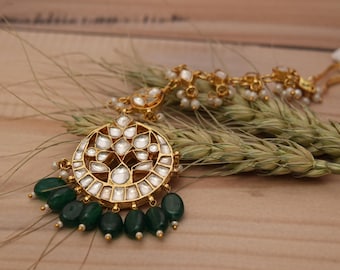 Jadau Kundan Maangtika nupcial artesanal con cuentas verdes / Joyería tradicional Kundan Tika / Tocado de boda indio / Entrega exprés gratuita