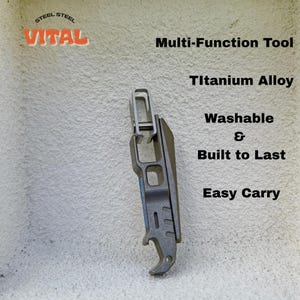 Pode incluir: Uma ferramenta multifunções feita de liga de titânio. A ferramenta é cinza com um abridor de garrafas na parte inferior. O texto "VITAL" é laranja e "Multi-Function Tool", "Titanium Alloy", "Washable & Built to Last" e "Easy Carry" também são visíveis.