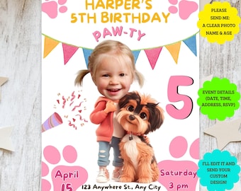 Puede incluir: Una invitación personalizada para una fiesta de cumpleaños con el texto "Harper's 5th Birthday Paw-ty". La invitación presenta una imagen de dibujos animados de una niña sosteniendo un perro, huellas de patas rosas y detalles del evento.