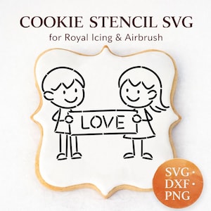 Op de afbeelding: Een cookie stencil SVG voor royal icing en airbrush. Het ontwerp toont twee cartoonfiguren die een bord vasthouden met de tekst "LOVE". De koek is wit met een bruine rand. Een ronde oranje afbeelding met tekst staat rechtsonder.