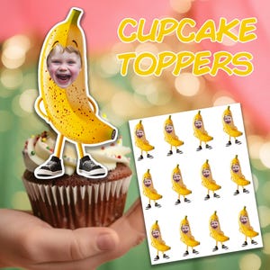 Pode incluir: Um cupcake coberto com glacê branco e granulado, segurado em uma mão. Um grande personagem de banana amarela com o rosto de uma criança está ao lado do cupcake. As palavras "Cupcake Toppers" estão em texto amarelo. Uma folha de toppers de cupcake com rosto de banana também é visível.