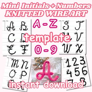 Könnte beinhalten: Eine digitale Download-Vorlage zum Stricken von Drahtkunst. Die Vorlage enthält das Alphabet A-Z und die Zahlen 0-9. Das Bild zeigt auch einen pinkfarbenen gestrickten Buchstaben A.