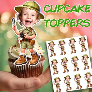 Könnte beinhalten: Cupcake-Topper mit einer Cartoon-Illustration eines kleinen Entdeckers, der eine Lupe und eine Kamera hält. Das Kind trägt ein khaki-farbenes Outfit und einen Safarihut. Der Text "CUPCAKE TOPPERS" ist grün.