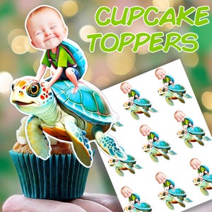 Könnte beinhalten: Cupcake-Topper mit einem Baby, das auf einer Meeresschildkröte reitet. Die Schildkröte hat einen blau-grünen Panzer, und das Baby trägt ein grünes Oberteil und blaue Shorts. Der Cupcake befindet sich in einer tealfarbenen Form. Der Text "CUPCAKE TOPPERS" ist grün.
