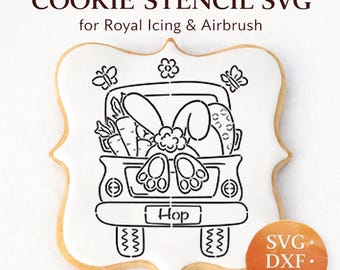 Op de afbeelding: Een cookie stencil SVG voor royal icing en airbrush. Het ontwerp toont een konijn in een vrachtwagenbed met wortels en eieren. Het woord "Hop" staat onder de vrachtwagen. Bevat SVG-, DXF- en PNG-formaten.