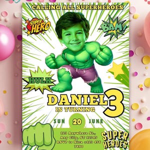Op de afbeelding: Een verjaardagsuitnodiging met een groenhuidige superheld met het gezicht van een kind. De uitnodiging bevat de tekst "Calling All Superheroes", "Daniel wordt 3" en RSVP-informatie. Het ontwerp bevat stripboekelementen.