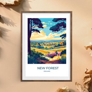 Póster de viaje de New Forest, Reino Unido • Impresión artística de pared con paisaje británico • Decoración de naturaleza boscosa • Vista panorámica del bosque • Regalo listo para enmarcar