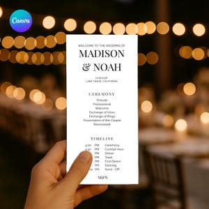 Op de afbeelding: Een wit trouwprogramma in een hand, met de namen "Madison & Noah" en evenementdetails. Het programma bevat informatie over de ceremonie en de tijdlijn. De achtergrond heeft vage, warm getinte lichten.