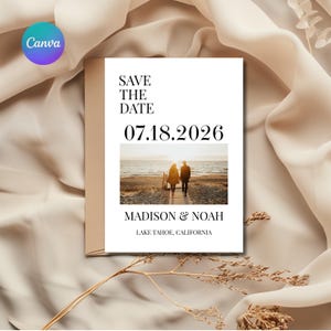 Op de afbeelding: Een witte 'Save the Date'-kaart met de datum 07.18.2026, met een foto van een stel dat bij zonsondergang op het strand loopt. De kaart bevat de namen Madison & Noah en de locatie Lake Tahoe, Californië.