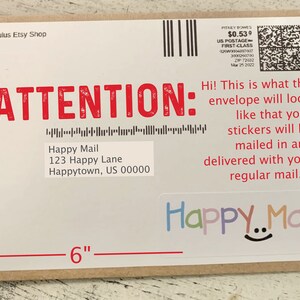 Pu&ograve; includere: Una busta bianca con testo rosso che dice "ATTENZIONE :" e "Happy Mail" con un indirizzo. La busta misura 10 cm per 15 cm. La busta ha un francobollo con un codice a barre e il testo "$0.53 US POSTAGE FIRST-CLASS".